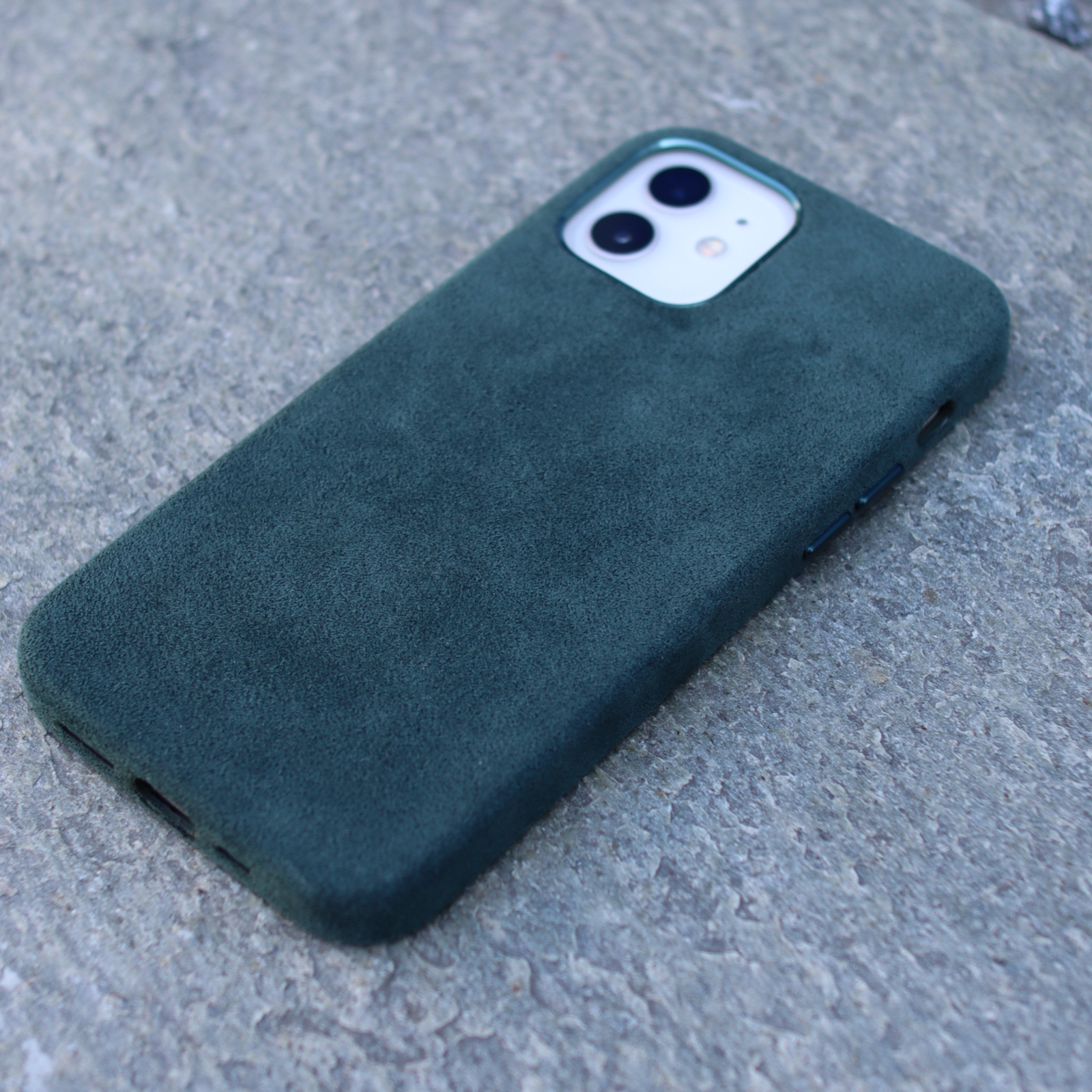 iPhone 12/12 Pro Alcantara Magsafe kotelo tummanvihreä